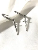 Par de aros colgantes plateados con forma de daga.