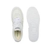 Championes Lacoste modelo L004, de diseño urbano en color blanco con detalles en gris claro. Presentan una silueta de perfil bajo con paneles de lona y refuerzos de gamuza en la puntera y el talón. Incluyen el icónico logo del cocodrilo metálico en el lateral del talón y una suela de goma vulcanizada.