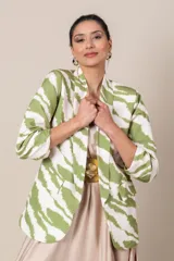 Blazer italiano estampado en tonos verde agua y blanco, de corte suelto, con solapa entera, bolsillos con tapa y mangas 3/4 fruncidas.