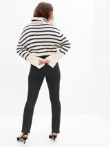 Jean de corte recto y tiro medio, confeccionado en denim negro con lavado uniforme. Presenta cierre de cremallera con botón metálico, cinco bolsillos tradicionales y costuras reforzadas.