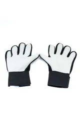 Guantes de arquero Umbro de color celeste y negro, con cierre ajustable en la muñeca y el logo de la marca estampado en el dorso.