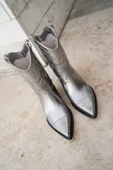 Botas texanas cortas blancas de cuero con bordados en la capellada y taco de madera.