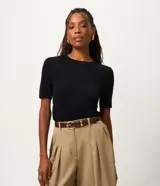 Blusa de manga corta Cortelle, confeccionada en viscosa y poliamida, de color negro, con cuello redondo y diseño de punto liso.