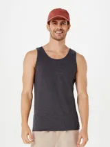 Musculosa de corte slim, color rojo, con cuello redondo y sisas amplias.