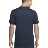 Remera Nike de hombre, color azul marino, de corte clásico y mangas cortas. Cuenta con tecnología Dri-FIT y logo de la marca estampado en el pecho.