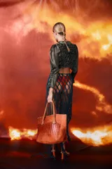 Camisa verde militar de seda con escote en V, mangas largas abullonadas y cierre frontal con lazo.