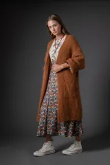 Cárdigan largo color marrón óxido, tejido en mohair con bolsillos frontales y mangas 3/4.