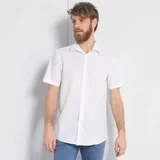 Camisa blanca de manga corta con cuello clásico y cierre frontal con botones.