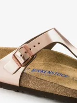 Sandalias Birkenstock modelo Gizeh, color cobre metalizado, con tira delantera ajustable y plantilla anatómica de corcho y látex.
