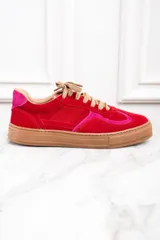 Zapatillas rojas de gamuza con detalles en rosa y suela marrón.