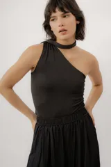 Pantalon sastrero azul marino, de corte ancho y fluido, con cintura elastizada y diseño holgado.