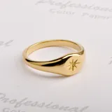 Anillo dorado con sello de estrella.