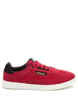 Championes Cat modelo Pause Retro, de diseño minimalista con estética vintage. Confeccionados en gamuza roja con detalles en negro, cuentan con suela de goma blanca texturizada y logo de la marca en el lateral y la lengüeta.