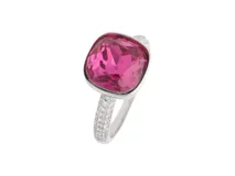 Anillo de plata con cristal facetado cuadrado de color fucsia y circonitas engarzadas en el aro.