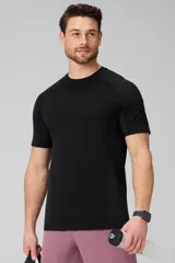 Remera deportiva de alto rendimiento Fabletics, confeccionada en tejido seamless ultraligero y transpirable con paneles de malla laterales para mayor ventilación. Presenta cuello redondo y mangas cortas, diseñada para entrenamientos intensos con propiedades antiolor y de absorción de sudor.