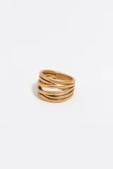Anillo ancho de metal dorado con diseño multicapa de aros entrelazados y acabado mate.