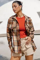 Camisa a cuadros color beige, marrón y naranja, de corte recto y manga larga.