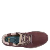 Botas Caterpillar modelo Charli Sassafras de caña baja, confeccionadas en gamuza color bordó. Presentan cuello acolchado tejido en tono beige, cierre mediante cordones con ganchos metálicos y suela de goma dentada en contraste.