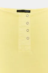 Sudadera de algodón con efecto lavado en color amarillo, cuello barco, abertura frontal con botones a presión y manga larga.