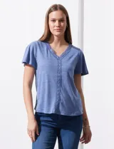 Remera color beige de tejido melange con escote en V y aplique de crochet en el frente.