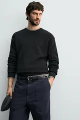 Sweater de punto perlado en color gris, con diseño relaxed fit, cuello redondo y manga larga. Cuenta con acabados en rib en cuello, puños y dobladillo.
