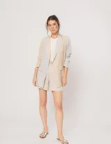 Blazer oversized de corte recto en lino, color beige y gris. Largo a la cadera, con hombreras finitas forradas, costuras internas con sesgo combinado y bolsillos delanteros.
