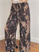 Pantalón palazzo de crepe con spandex, estampado con diseño abstracto en tonos marrón, beige, azul y negro. Cintura elastizada con lazo.