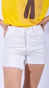 Short de jean blanco con strass plateados y terminación desflecada.