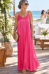 Vestido solera largo de viscosa, color dorado metalizado, con tirantes finos, escote en V y diseño amplio y acampanado.