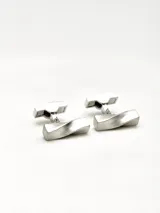 Par de gemelos plateados con centro circular negro.