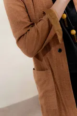 Tapado largo color blanco, de lino y algodón, con cuello en V abierto y sin cierre.