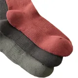 Pack de tres pares de medias Rip Curl Wetty de caña media, con diseño acanalado y logo circular de la marca en el lateral. Incluye un par color gris claro, un par color gris oscuro y un par color ladrillo.