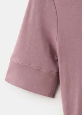 Camiseta de manga corta y cuello redondo, de corte entallado y tejido de algodón.
