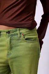 Jean de tiro alto en denim color verde vibrante, con corte flare y cierre frontal con botón metálico.
