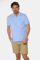 Bermuda color beige con cintura elastizada, bolsillos laterales y traseros.