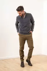 Pantalón chino color verde oliva, de corte recto y tiro medio.