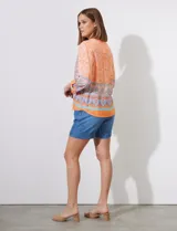 Blusa estampada marca Ruby Rd con escote en V, abertura central con botones y terminación anudada. Mangas tres cuartos regulables con presilla y botón.