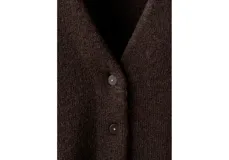 Cardigan de punto color marrón oscuro, con cuello redondo, manga larga y ajuste al cuerpo.