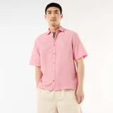 Camisa de manga corta confeccionada en mezcla de lino, de color rosado, con cuello camisero y cierre frontal con botones.