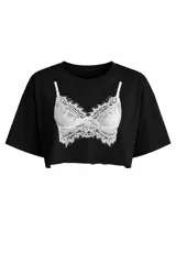 Remera crop top negra con estampa frontal de un bustier de encaje blanco.