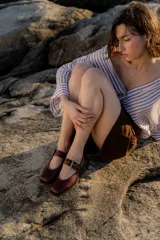 Zapatos tipo Mary Jane de cuero color chocolate, con punta cuadrada y tira con hebilla metálica ajustable sobre el empeine.