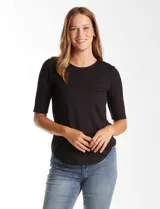 Remera básica de cuello redondo y manga corta, con ruedo redondeado. Confeccionada en tejido de viscosa con elastano.