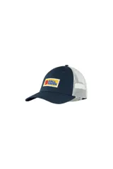 Gorra tipo trucker de la marca Fjällräven, con frente y visera en color azul marino y panel trasero de malla blanca. Presenta un parche rectangular con el logo de la marca en el frente.