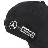 Gorra Adidas negra con logo de Mercedes Benz bordado en blanco en el frente y logo de Adidas bordado en blanco en la visera.