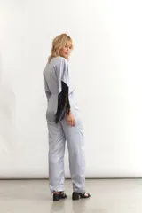 Mono largo de seda color celeste, con escote en V cruzado, mangas cortas amplias con flecos negros y cintura elastizada.