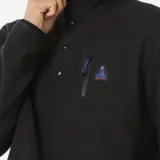 Canguro negro de polar fleece con cuello alto con botones, bolsillo en el pecho con cierre y logo bordado.