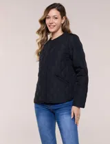Campera matelaseada liviana negra con capitoneado en diseño de rombos, escote redondo sin cuello, cierre frontal con broches a presión, bolsillos frontales oblicuos y ruedo curvo.