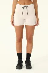 Short deportivo color beige, de tiro alto y corte ajustado. Cuenta con cintura elástica con cordón ajustable reflectivo.