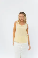 Musculosa amarilla pastel con escote redondo y detalle de lágrima en la espalda.
