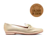 Zapato casual de cuero color dorado, con diseño tipo mocasín y detalle de hebilla dorada.